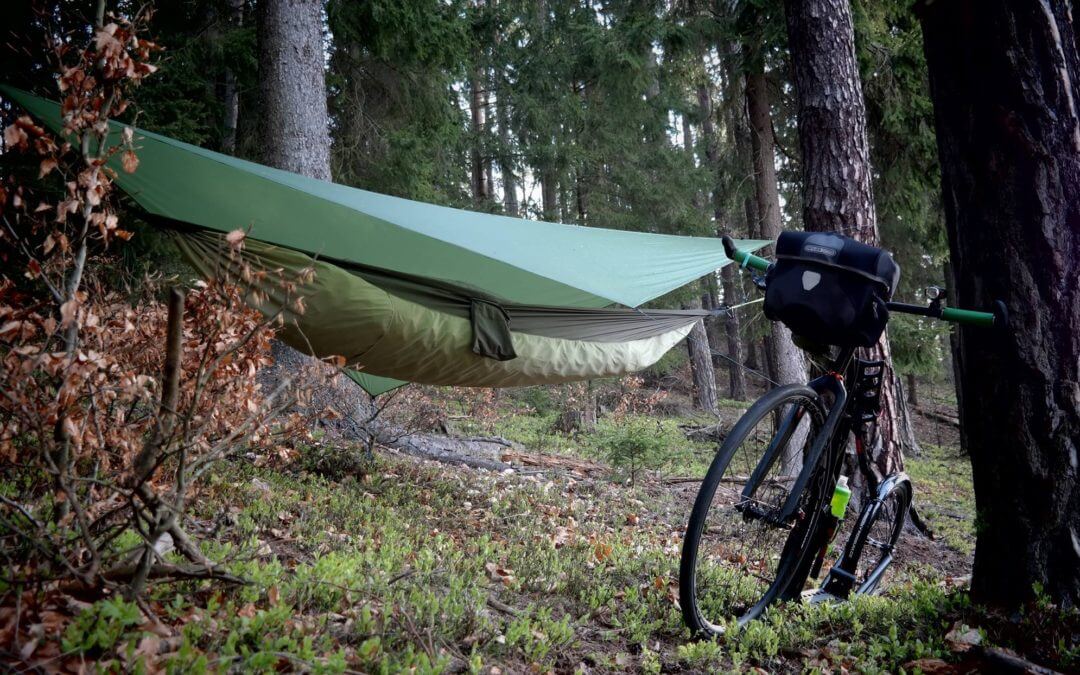 JAK SE ZABALIT: HAMAKOVÝ SETUP TOMA, ANEB SPANÍ V HAMACE